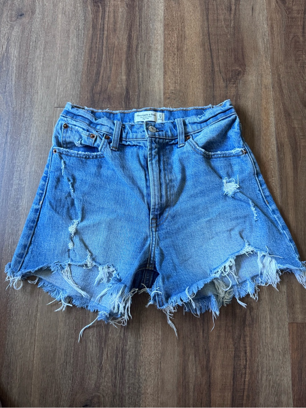 A&F 4” mom short High Rise